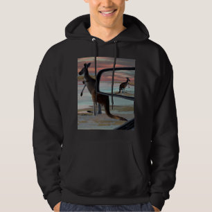 "Die Reflektionen der Wildnis: Ein Kangaroo am Str Hoodie
