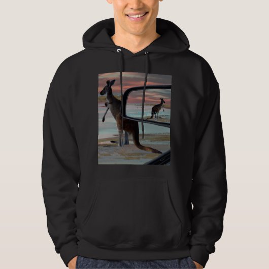 "Die Reflektionen der Wildnis: Ein Kangaroo am Str Hoodie (Vorderseite)