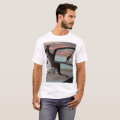 "Die Reflektionen der Wildnis: Ein Kangaroo am Str T-Shirt (Vorne ganz)