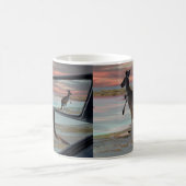 "Die Reflektionen der Wildnis: Ein Kangaroo am Str Verwandlungstasse (Mittel)