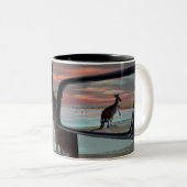 "Die Reflektionen der Wildnis: Ein Kangaroo am Str Zweifarbige Tasse (VorderseiteRechts)