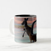 "Die Reflektionen der Wildnis: Ein Kangaroo am Str Zweifarbige Tasse (Vorderseite Links)