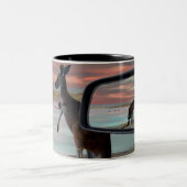 "Die Reflektionen der Wildnis: Ein Kangaroo am Str Zweifarbige Tasse (Mittel)
