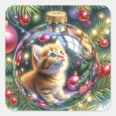 Die Reflexion von Kitten in einem Weihnachtsschmuc Quadratischer Aufkleber (Vorderseite)