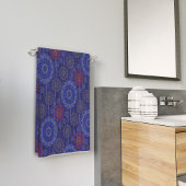 Die Regenfäden der Berry-Blütenstreuen strukturier Strandtuch