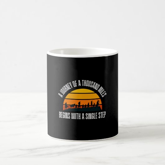 Die Reise tausender Meilen beginnt mit einem Singe Kaffeetasse (Mittel)