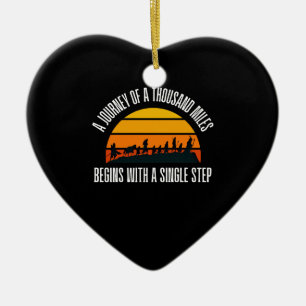 Die Reise tausender Meilen beginnt mit einem Singe Keramik Ornament