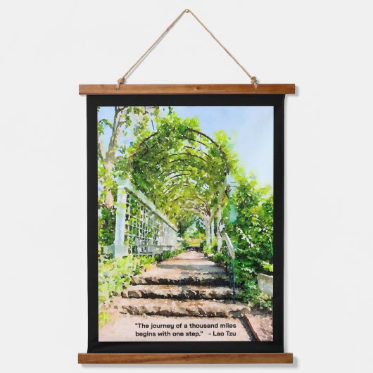 Die Reise von Tausend Meilen beginnt mit einem Sch Wandteppich Mit Holzrahmen (Vorderseite)