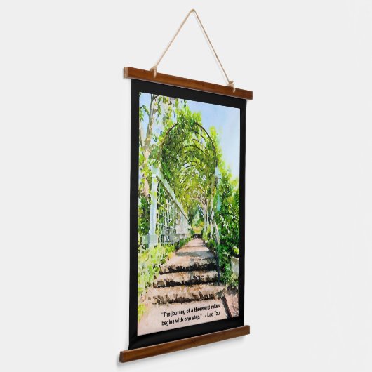 Die Reise von Tausend Meilen beginnt mit einem Sch Wandteppich Mit Holzrahmen (Gewinkelt)