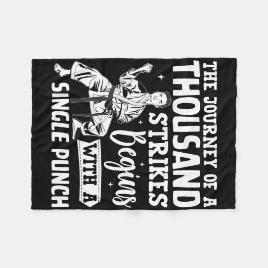 Die Reise von tausend Streiks beginnt mit einem Si Fleecedecke (Vorderseite (Horizontal))