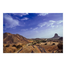 Die reizvolle Schönheit der Wüste unter einem blau