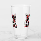 Die Revolution wird in einen neuen Rahmen gestellt Glas (Links)