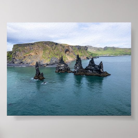 Die Reynisdrangar-Felsformationen in Island Poster (Vorne)