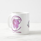Die rosa Rosa Blume aus Cynthia, die sich an den T Kaffeetasse (Vorderseite Links)