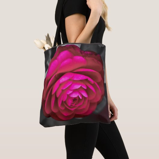 Die rosafarbene Kamelie Tasche (Von Nahem)