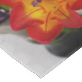 Die rote Freesie Tischdecke (Schrägansicht)