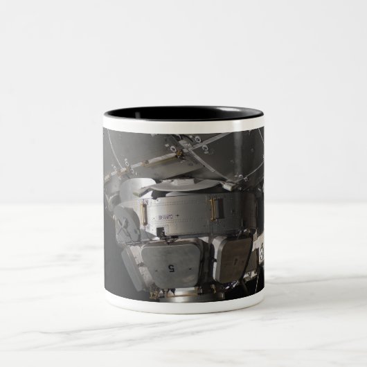 Die Ruhe der Internationalen Raumstation Zweifarbige Tasse (Mittel)