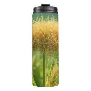 Die Ruhe der Natur: Thermischer Tumbler auf der gr Thermosbecher