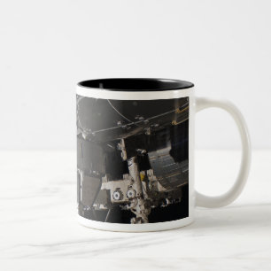 Die Ruhe n der internationalen Weltraumstation Zweifarbige Tasse