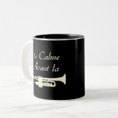 Die RUHE VOR der TROMPETE - Wortspiele Zweifarbige Tasse (Vorderseite Links)