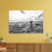 Die ruhige Lage: Beach Cairn Leinwanddruck (Insitu (Wohnzimmer))