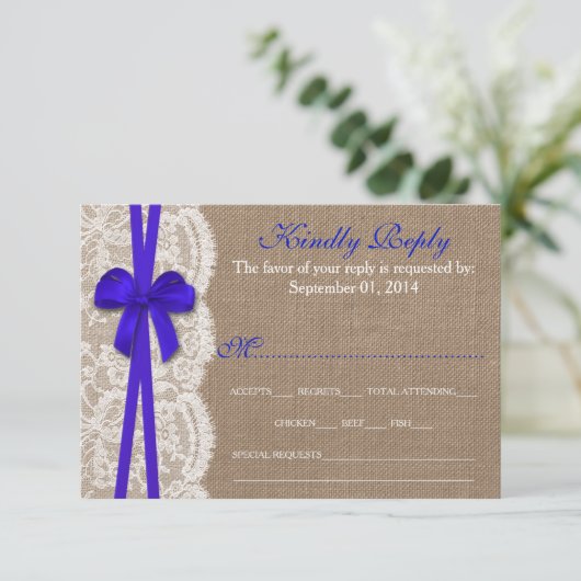 Die Rustikal Blue Bow Wedding Collection RSVP Card (Stehend Vorderseite)