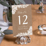 Die rustikale Burlap- und Vintage White Lace-Kolle Tischnummer<br><div class="desc">Die rustikale Hochzeitskollektion mit Vintagem, weißem Spitzen ist ein atemberaubendes Design, das einen schönen rustikalen Stiefeleffekt-Hintergrund mit einem romantischen, Vintagen, weißen Spitzen-Effekt-Trimm aufweist. Diese Tischnummern können für Ihren besondere Anlass personalisiert sein und würden das perfekte Tischzentrums für Ihre Hochzeit, Ihr Brautparty, Ihre Verlobungsfeier, Ihre Geburtstagsparty und vieles mehr machen. *Bitte...</div>