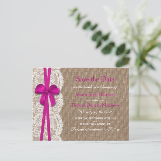 Die rustikale rosa Bow-Kollektion Save the Date Ankündigungspostkarte (Stehend Vorderseite)