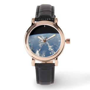 Die Sahara-Staubwolke fliegt nach Westen in den At Armbanduhr