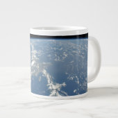 Die Sahara-Staubwolke fliegt nach Westen in den At Jumbo-Tasse (Vorderseite Rechts)