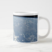 Die Sahara-Staubwolke fliegt nach Westen in den At Jumbo-Tasse (Rechts)