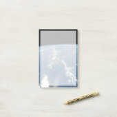 Die Sahara-Staubwolke fliegt nach Westen in den At Post-it Klebezettel (Auf Schreibtisch)