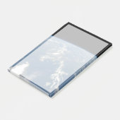 Die Sahara-Staubwolke fliegt nach Westen in den At Post-it Klebezettel (angewinkelt)