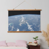 Die Sahara-Staubwolke fliegt nach Westen in den At Wandteppich Mit Holzrahmen (Schlafzimmer)