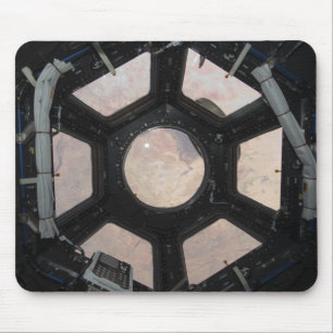 Die Sahara-Wüste sichtbar durch die Fenster Mousepad