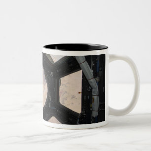 Die Sahara-Wüste sichtbar durch die Fenster Zweifarbige Tasse