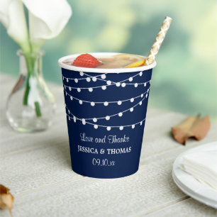 Die Saitenleuchten an der Blue Wedding Collection Pappbecher