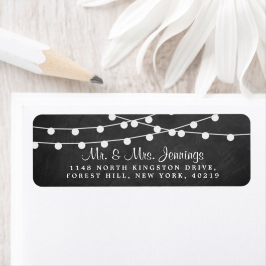 Die Saitenleuchten auf der Chalkboard-Hochzeitssam (Insitu)