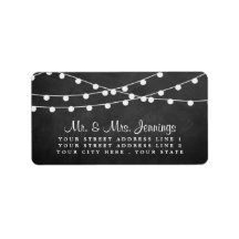 Die Saitenleuchten auf der Chalkboard-Hochzeitssam