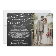 Die Saitenleuchten auf der Chalkboard-Hochzeitssam