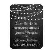 Die Saitenleuchten auf der Chalkboard-Hochzeitssam Magnet (Vertikal)