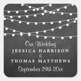 Die Saitenleuchten auf der Chalkboard-Hochzeitssam Quadratischer Aufkleber