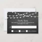 Die Saitenleuchten auf der Chalkboard-Hochzeitssam RSVP Karte (Vorderseite)