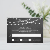 Die Saitenleuchten auf der Chalkboard-Hochzeitssam RSVP Karte (Stehend Vorderseite)