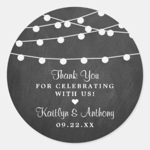 Die Saitenleuchten auf der Chalkboard-Hochzeitssam Runder Aufkleber