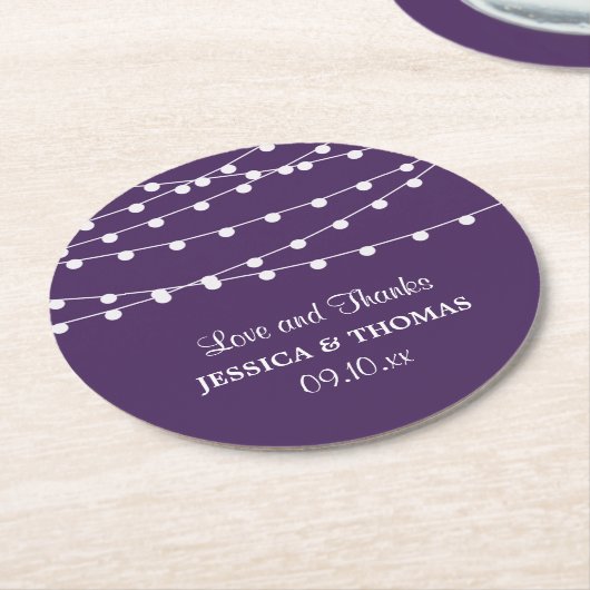 Die Saitenleuchten auf der Lila Hochzeitskollektio Runder Pappuntersetzer (Angewinkelt)