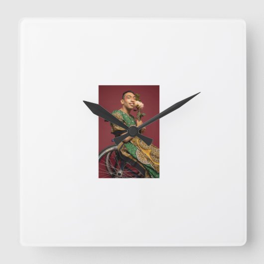 Die Sammlung repräsentiert den eklektischen Geist  Quadratische Wanduhr (Vorderseite)