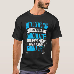 Die Schatzsuche ist wie die Metallmarke des Schach T-Shirt