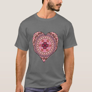 Die Schichten des dunklen Shirts der Herzmenschen
