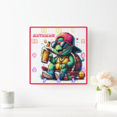 Die Schildkröte genießt einen Drink im Sommer Part Quadratische Wanduhr (Zuhause)